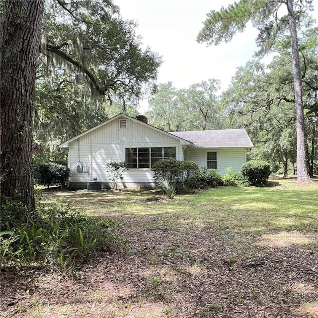 view of front of house with a front lawn