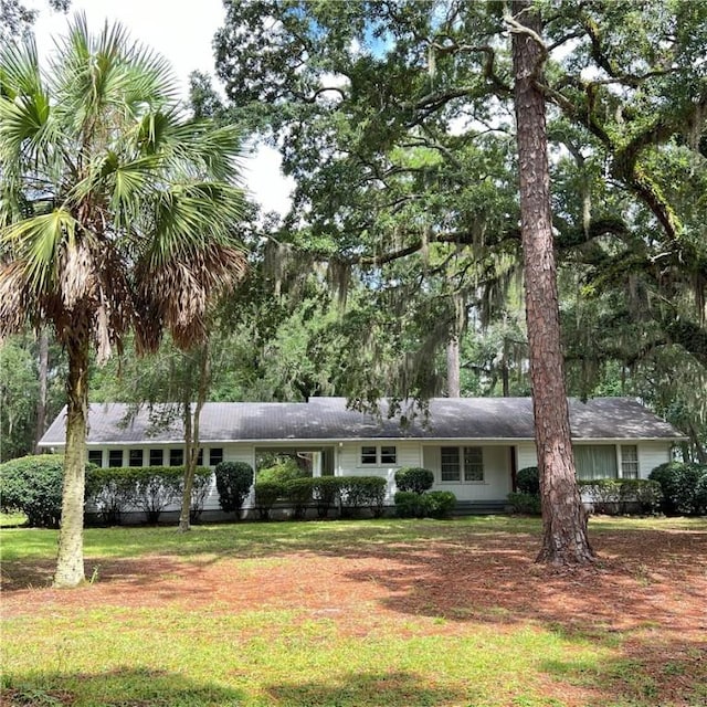 ranch-style home featuring a front lawn