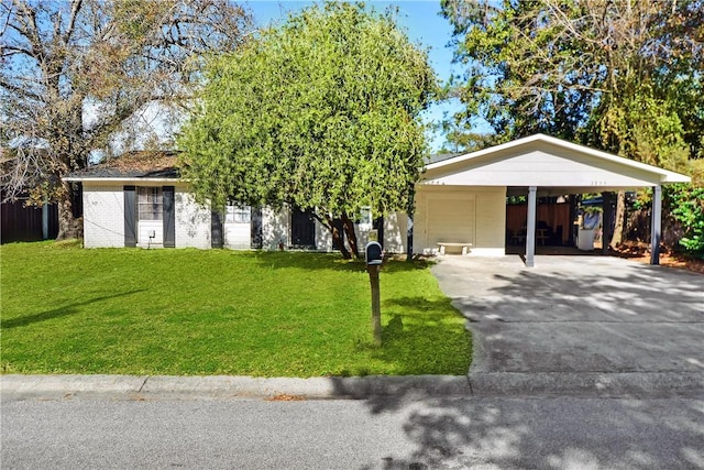 view of front of property featuring a carport and a front yard