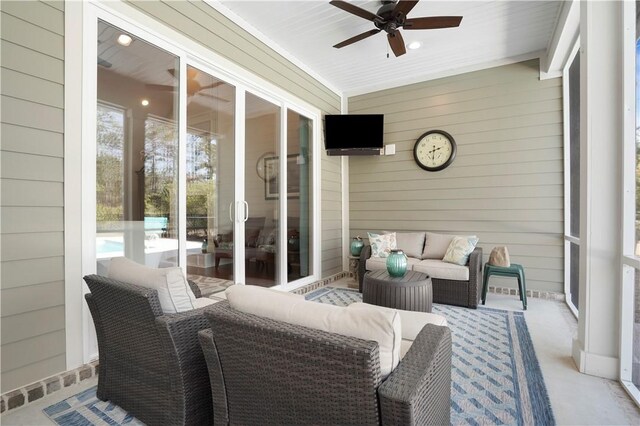 sunroom with ceiling fan