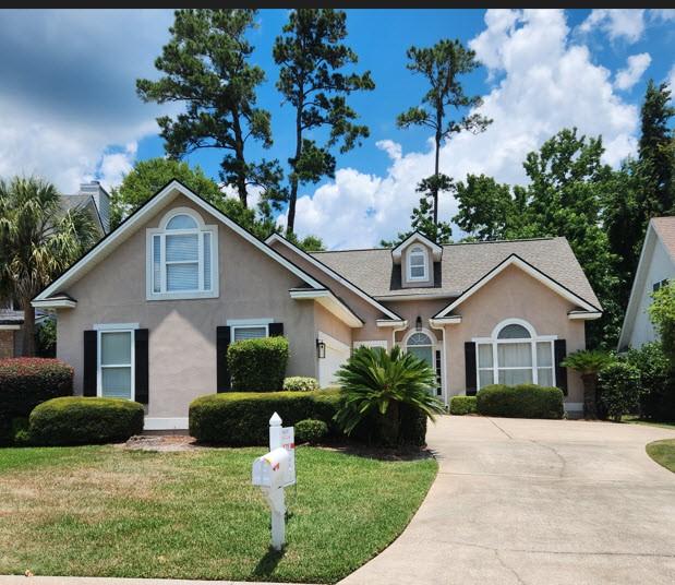 view of front of home with a front lawn