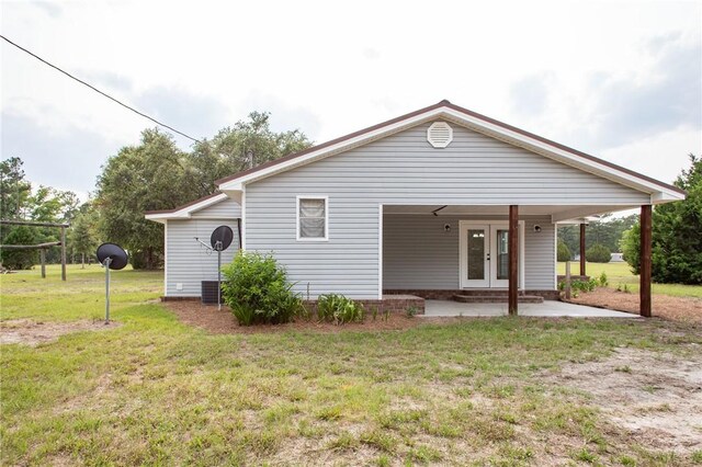 3 Dixon Ln, Blackshear, GA 31516 - view of front of property with a front lawn and french doors