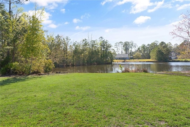 view of yard featuring a water view