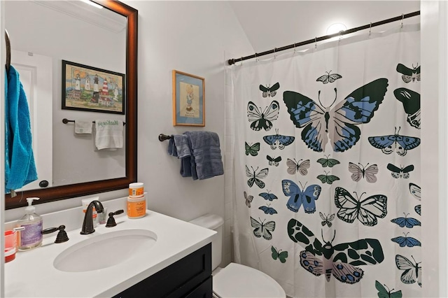 bathroom with a shower with shower curtain, vanity, and toilet