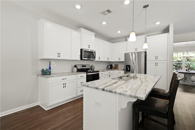 138 Clearwater Dr, Brunswick, GA 31523 - kitchen featuring stainless steel appliances, a sink, dark wood-style floors, a kitchen island with sink, and recessed lighting
