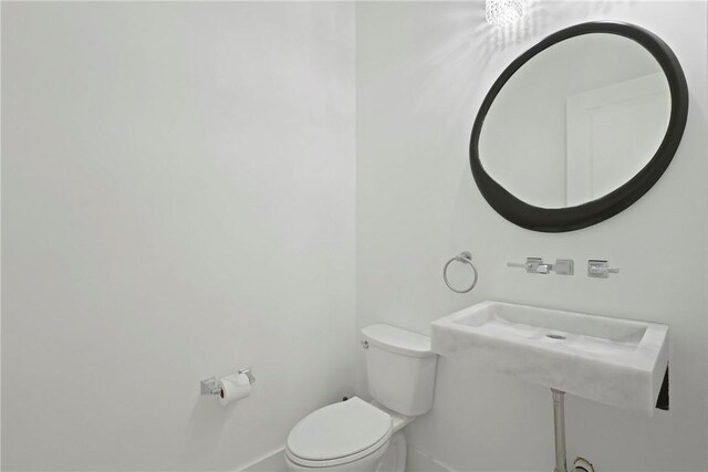 4 Lake View Cottages Ct, Saint Simons Island, GA 31522 - half bath with toilet and baseboards