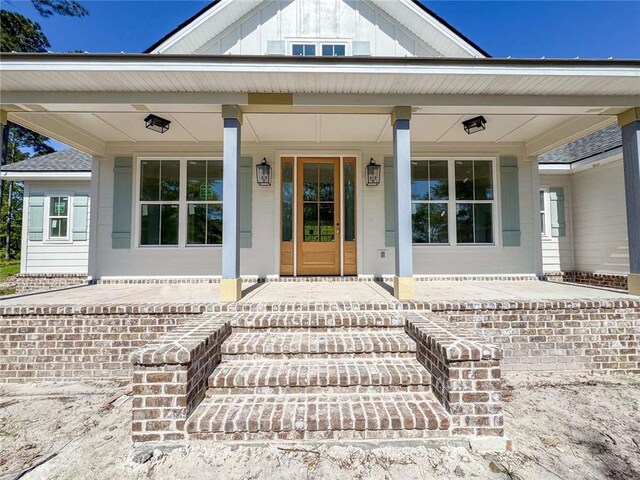 doorway to property with covered porch