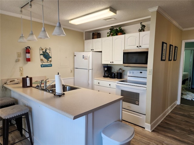 1175 N Beachview Dr Unit 286, Jekyll Island, GA 31527 - kitchen with white cabinetry, sink, a kitchen breakfast bar, kitchen peninsula, and white appliances