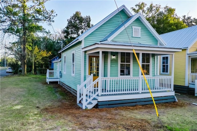 view of front facade with covered porch and a front yard