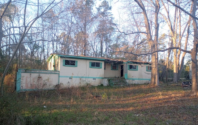 view of front of house featuring crawl space