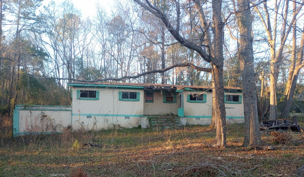 712 Parsons Ln, Sandersville, GA 31082 - exterior space with crawl space