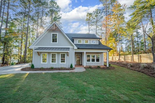 view of front of property featuring a front lawn