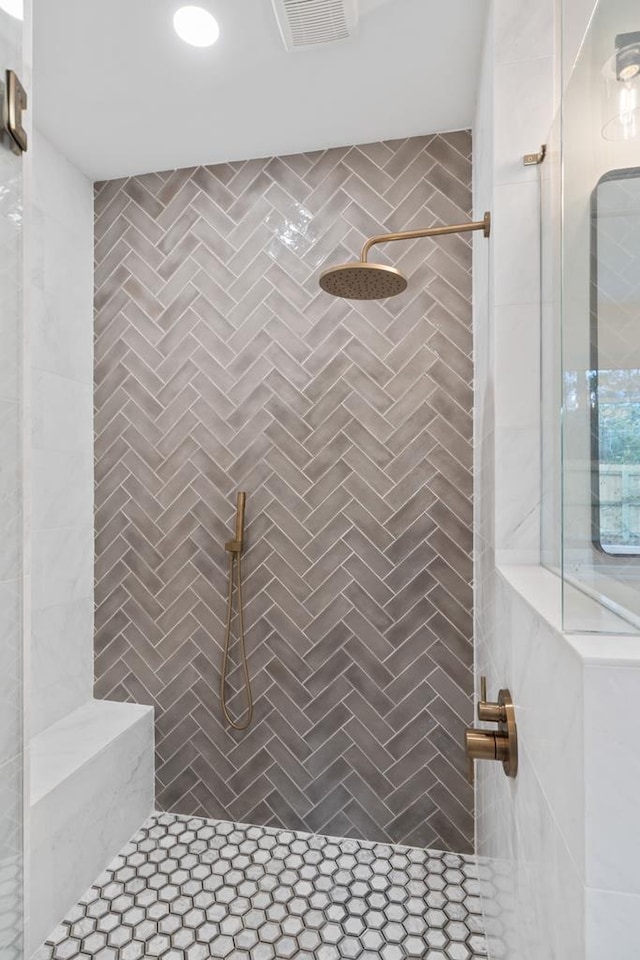 bathroom featuring tiled shower