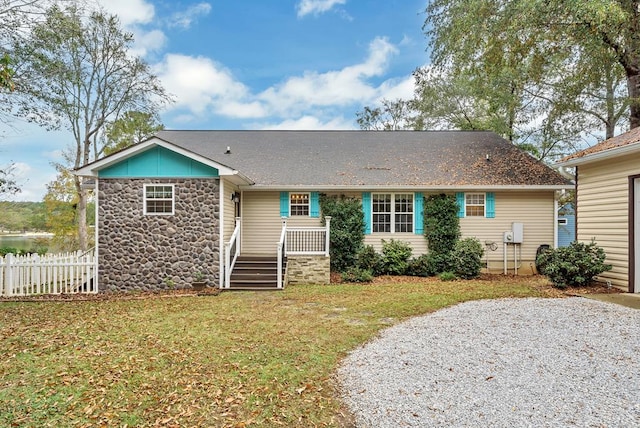 view of front of house featuring a front yard