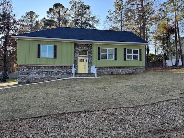 view of front of house featuring a front lawn