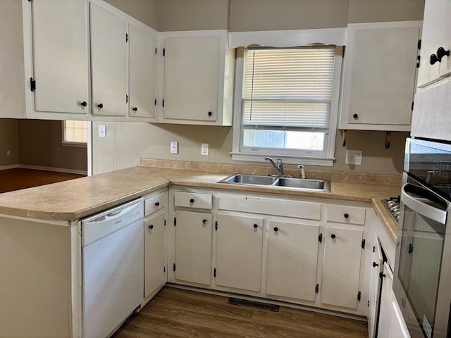 kitchen featuring a sink, visible vents, light countertops, oven, and dishwasher