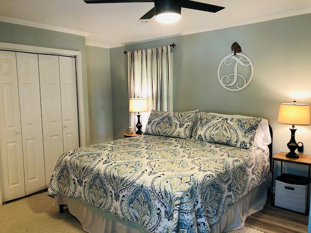 bedroom featuring ceiling fan, a closet, and ornamental molding