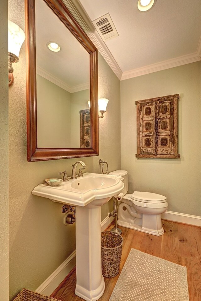 136 Kings Rd, Milledgeville, GA 31061 - bathroom featuring wood finished floors, crown molding, and recessed lighting