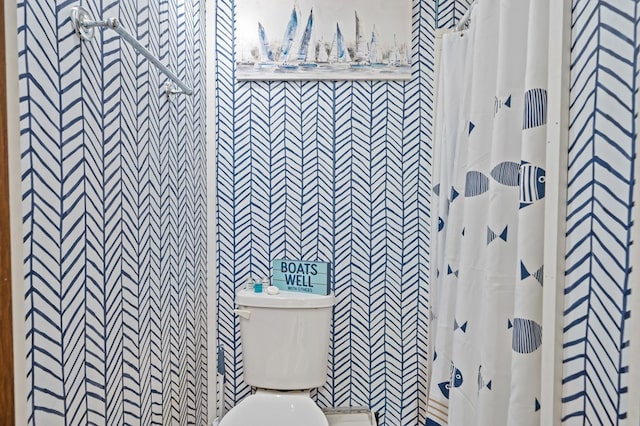 bathroom with toilet and a shower with curtain