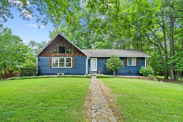 view of front facade featuring a front yard