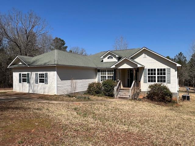 view of front of house featuring driveway