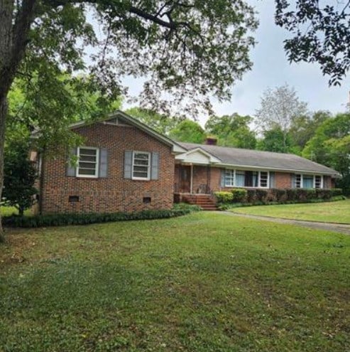 single story home featuring a front lawn