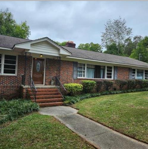 ranch-style house featuring a front lawn