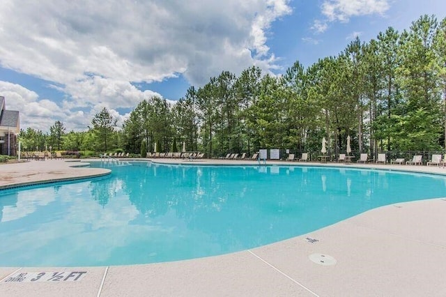 view of swimming pool