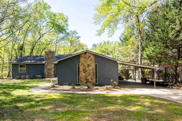 view of front of property with a front yard and a carport