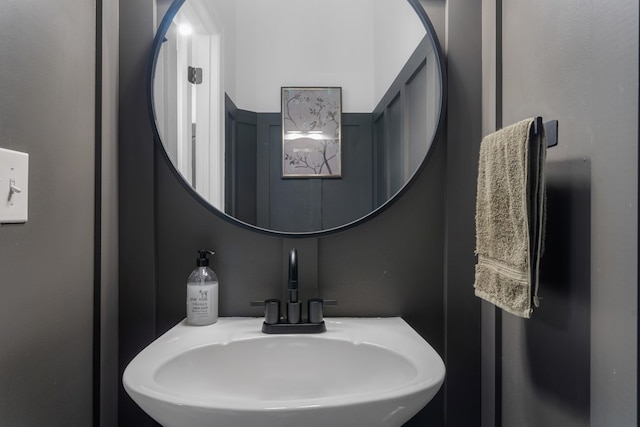 bathroom featuring sink