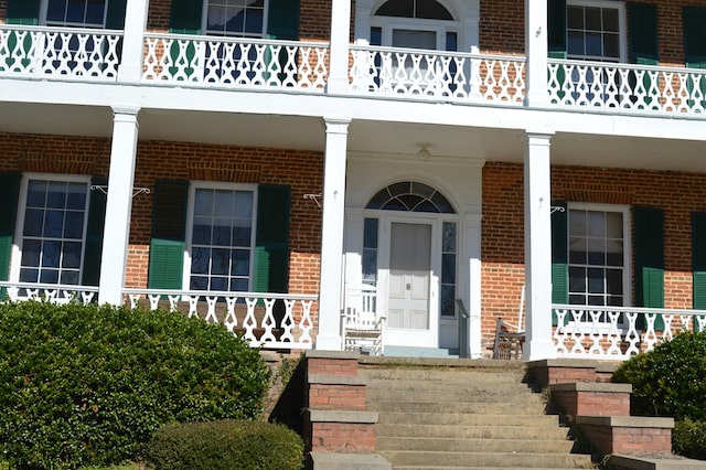 entrance to property featuring covered porch