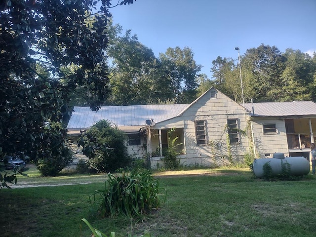 ranch-style home with a front yard