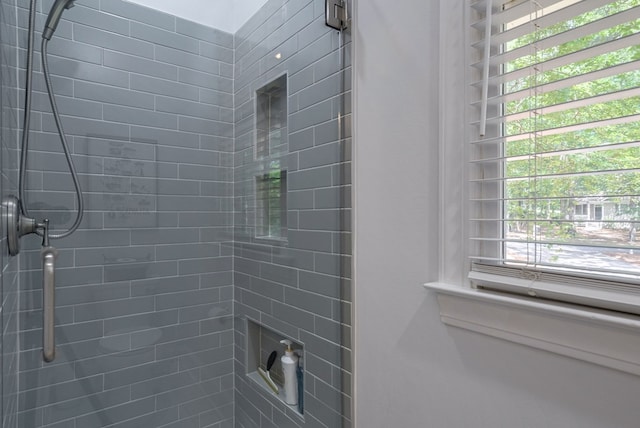bathroom featuring tiled shower