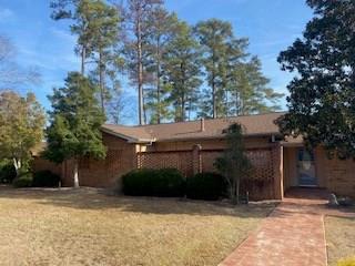 view of front of home featuring a front yard