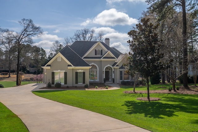 craftsman-style house featuring a front yard