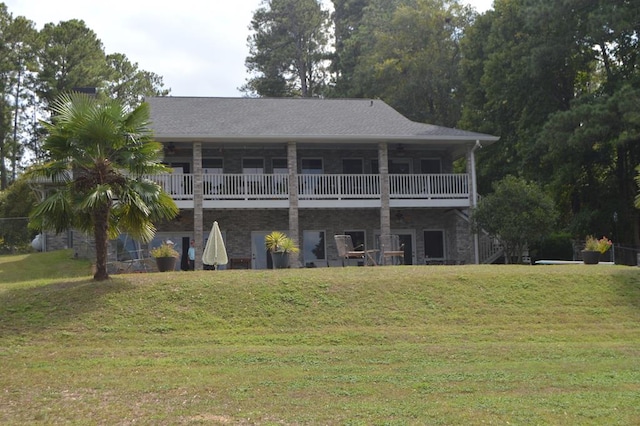 view of front of home featuring a front yard