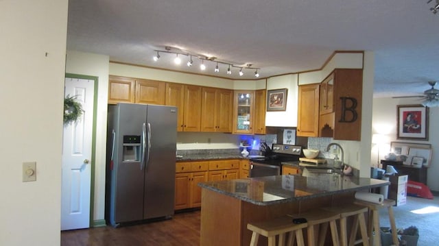 131 NE Carriage Ct, Milledgeville, GA 31061 - kitchen with a sink, a breakfast bar area, a peninsula, and stainless steel appliances