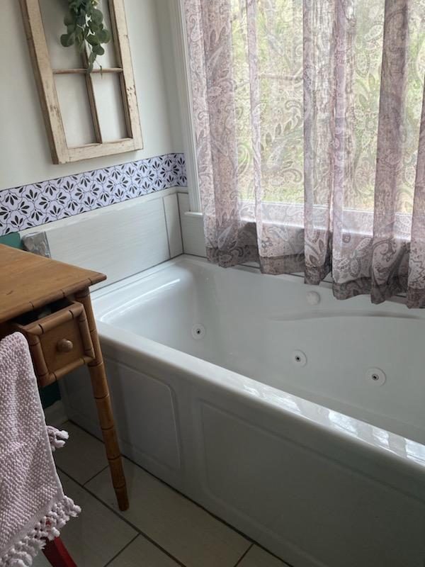 131 NE Carriage Ct, Milledgeville, GA 31061 - full bathroom featuring a jetted tub and tile patterned flooring