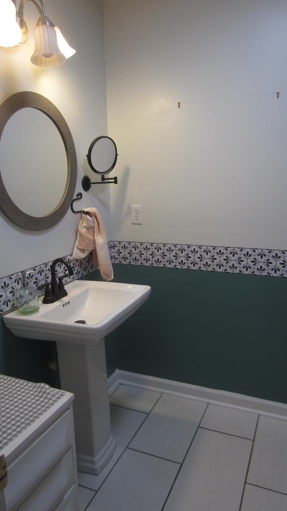 131 NE Carriage Ct, Milledgeville, GA 31061 - bathroom with baseboards