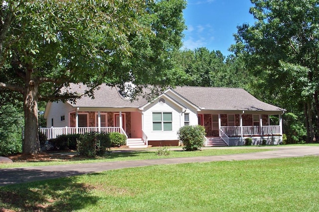 121 Long Island Dr, Eatonton, GA 31024 - ranch-style house featuring covered porch and a front lawn