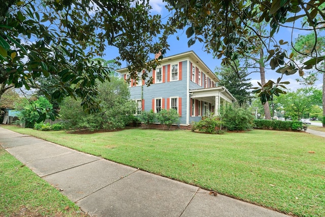 view of front facade featuring a front yard