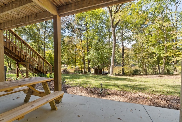 view of yard featuring a patio