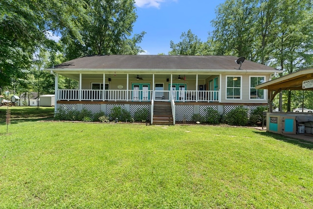 view of front of house featuring a ceiling fan and a front yard