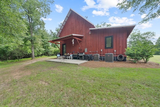 2163 N Jefferson St, Milledgeville, GA 31061 - back of property with a patio area and a yard