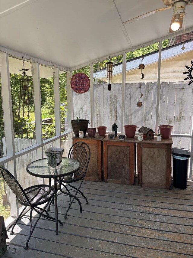 sunroom featuring a ceiling fan