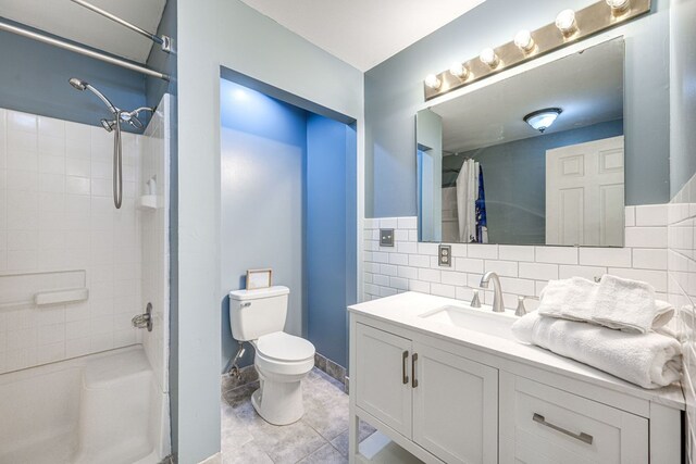 154 Old Plantation Trl, Milledgeville, GA 31061 - full bath with a shower with shower curtain, toilet, vanity, and tile patterned floors