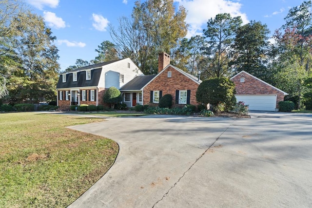 view of front of property featuring a front lawn