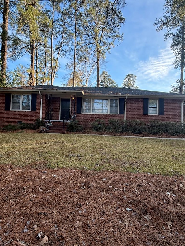 single story home with a front lawn