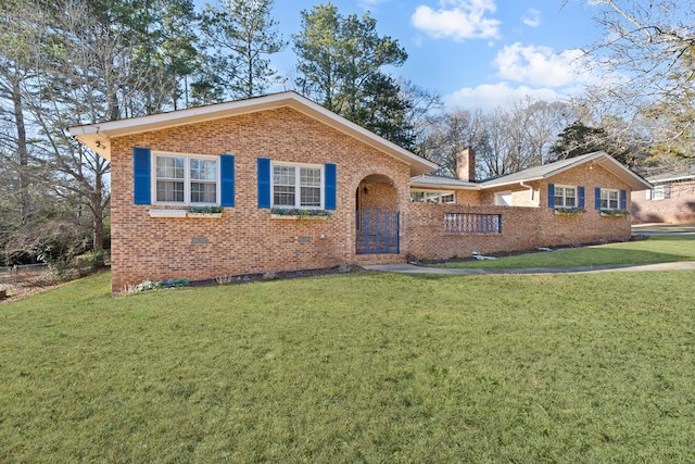 view of front of home featuring a front lawn