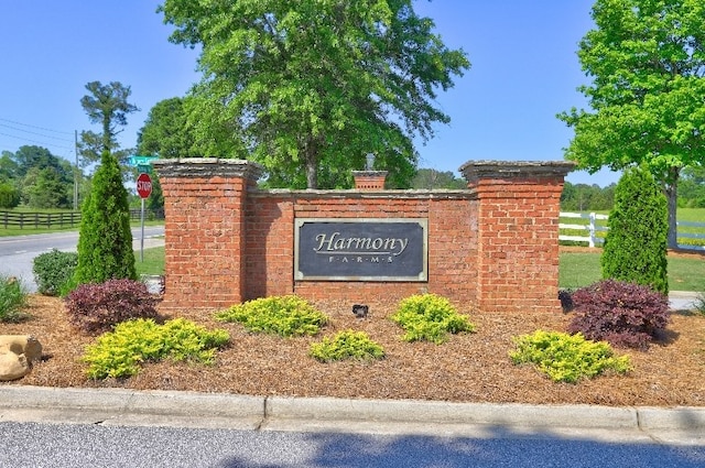 community / neighborhood sign featuring fence